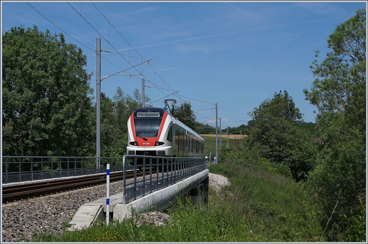 Der SBB RABe 522 209 überquert als RE 18174 die 47 Meter lange Bourbeuse Brücke bei Bourogne und erreicht in wenigen Minuten sein Ziel Meroux TGV.

1. Juni 2019