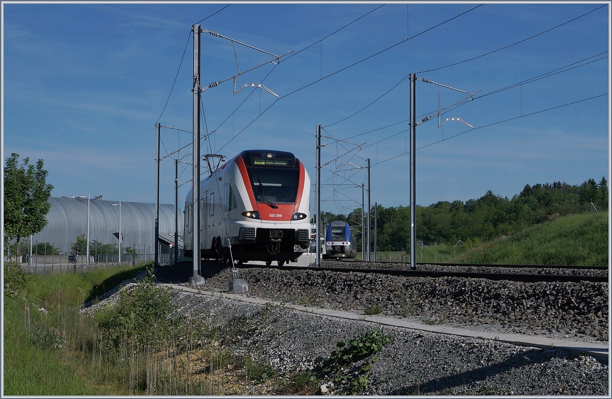 Der SBB RABe 522 209 verlässt Meroux als RE 18169 in Richtung Biel/Bienne, im Hintergrund ist noch der SNCF Z 27597/598 zu erkennen, welcher den Anschluss von Belfort herstellte, aber erst in einer Stunde wieder nach Belfort zurück fahren wird.
1. Juni 2019