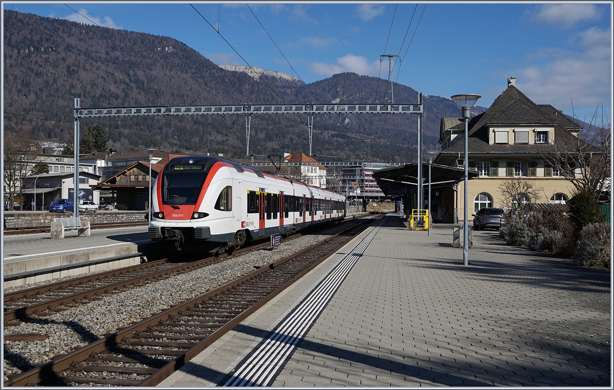 Der SBB RABe 522 211 verlässt als RE 18171 von Meroux TGV nach Biel den Bahnhof Grenchen Nord.

22. Feb. 2019