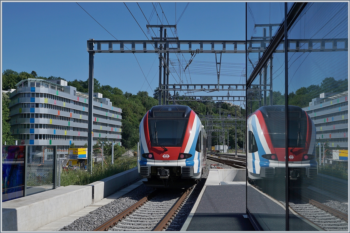 Der SBB RABe 522 219 bei der Ausfahrt als Léman Express 11133 in Lancy-Pont-Rouge nach  Genève.
19. Juni 2018