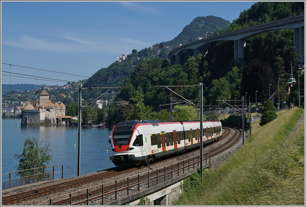 Der SBB RABe 523 021  La Veveyse  ist kurz nach Villeneuve vor der Kulisse des Château de Chillon auf dem Weg in Richtung Lausanne. 

21. Mai 2022