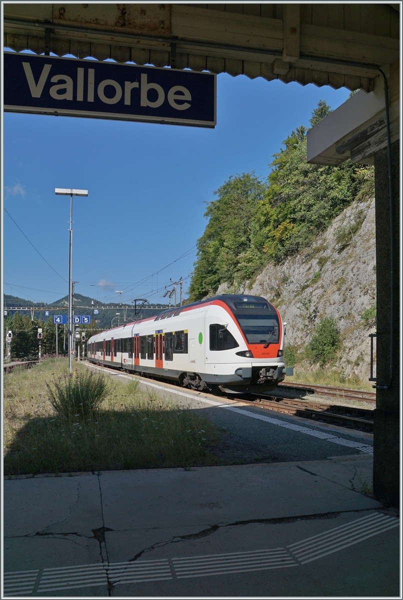 Der SBB RABe 523 031 rangiert in Vallorbe; TEE Cislapin, EC Paris - Genève und NachtZüge von Calais/Paris nach Venezia sowie andere waren vor Jahren im Bahnhof von Vallorbe Alltag und heute freut man sich über einen Flirt ...

21. Juli 2022