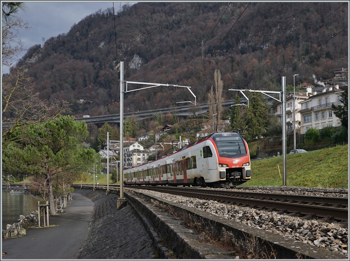 Der SBB RABe 523 107 ist als S 2 24271 von Vallorbe nach Aigle bei Villeneuve unterwegs. 

4. Januar 2022