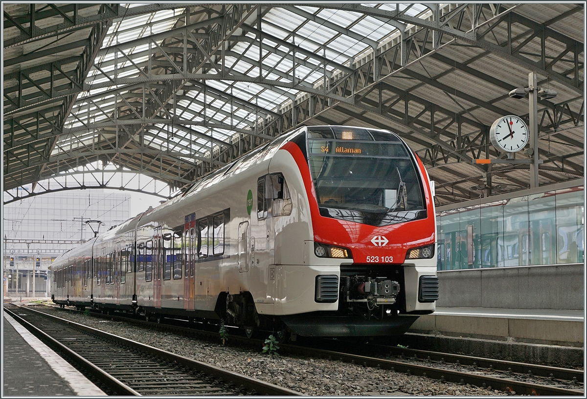 Der SBB RABe 523 303 wartet in Lausanne als S5 auf die Abfahrt nach Grandson.

4. Juli 2021