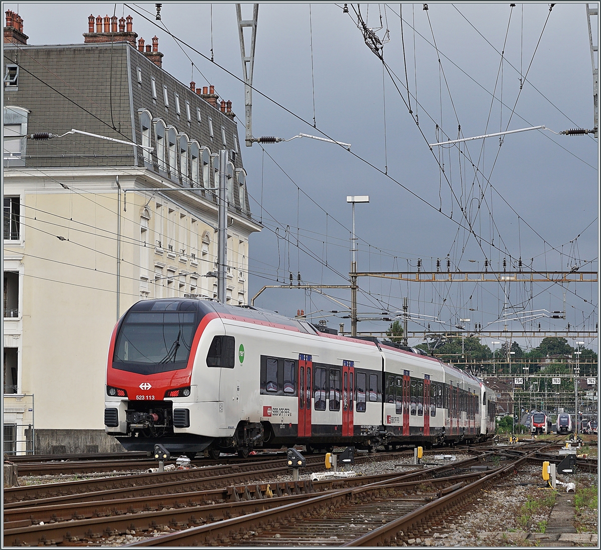 Der SBB RABe 523 313 und ein anderer verlassen Lausanne als S 1 in Richtung Grandson.

4. Juli 2021

