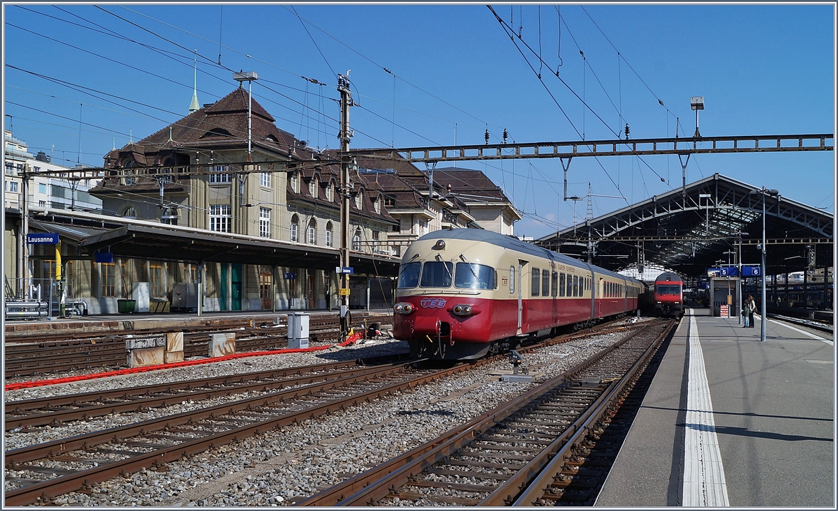 Der SBB RAe TEE II 1053 auf der Rückfahrt nach Aarau beim Verlassen des Bahnhofs von Lausanne. 

31. März 2019