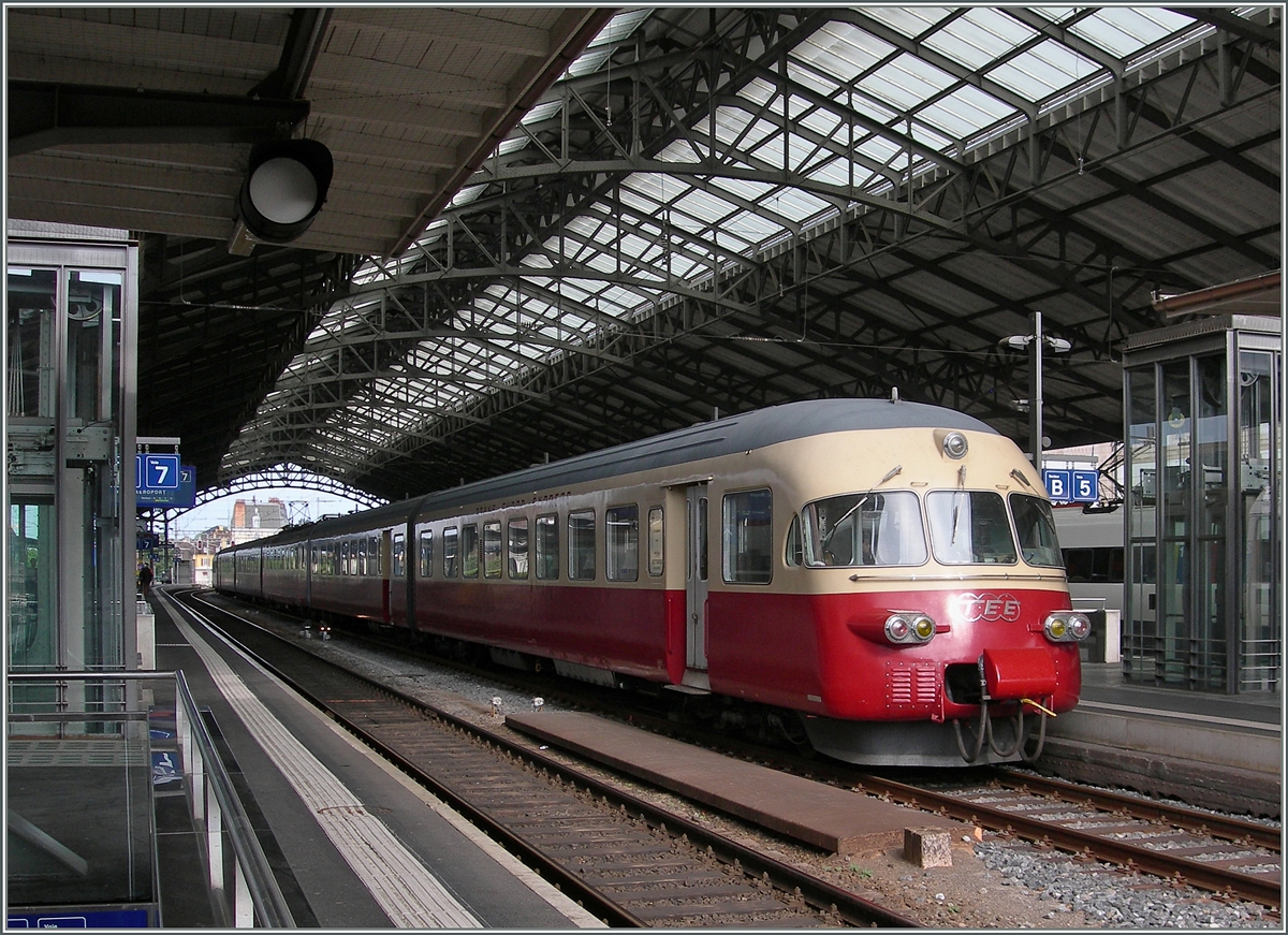 Der SBB RAe TEE II 1051 in Lausanne auf der Fahrt zur Feier 100 Jahre Valllorbe - Frasne. 
16. Mai 2015