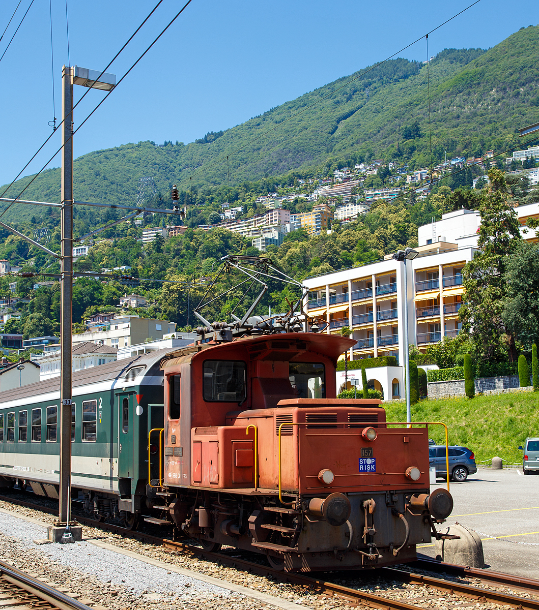 Der SBB Rangiertraktor Te III 157 (97 85 3213 157 CH-SBB) am 22.08.2016 im Bahnhof Locarno . 

Der Te 2/2 III 157 wurde 1965 von SLM (Schweizerische Lokomotiv- und Maschinenfabrik) unter der Fabriknummer 4540 gebaut, der elektrische Teil ist von MFO (Maschinenfabrik Oerlikon).  

Mitte der 1960er Jahre lieferten die SLM und MFO insgesamt 41 dieser Te 2/2 Rangiertraktoren der Leistungsklasse III an die SBB . Sie waren für den Einsatz an größeren Stationen mit hauptsächlich elektrifizierten Anschlussgleisen vorgesehen.  Gegenüber den Te III mit Kuppelstangenantrieb aus den 1940er Jahren hatten diese nun Einzelachsantrieb. Heute gibt es nur noch drei dieser Te III bei der SBB. Neben der 176 noch die 157 welche sie auch in Locarno befindet und die 144 die sich in der Regel in Genf befindet. 

Technische Daten:
Spurweite: 1.435 mm (Normalspur)
Achsformel: Bo´
Länge über Puffer:  6.640 mm
Leistung:  245 kW / 680 PS
Gewicht:  28 t  
Höchstgeschwindigkeit:  60 km/h (geschleppt 65 km/h)
Stromsysteme:  15 kV 16.7 Hz