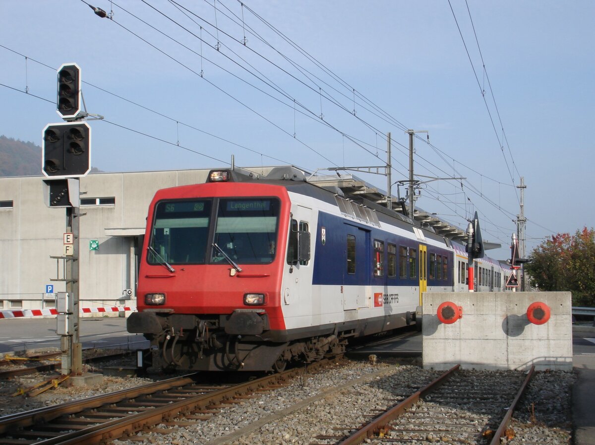 Der SBB-RBDe 560 061  Sins  mit einem AB und dem Bt 975 (beide ehemals Thurbo/Seehas) fährt am 28. Oktober 2007 als S6 Richtung Langenthal in den Bahnhof Zell ein. Die Einsätze von SBB-Zügen auf dieser Linie dienten dem Kilometerausgleich zwischen SBB und BLS. 