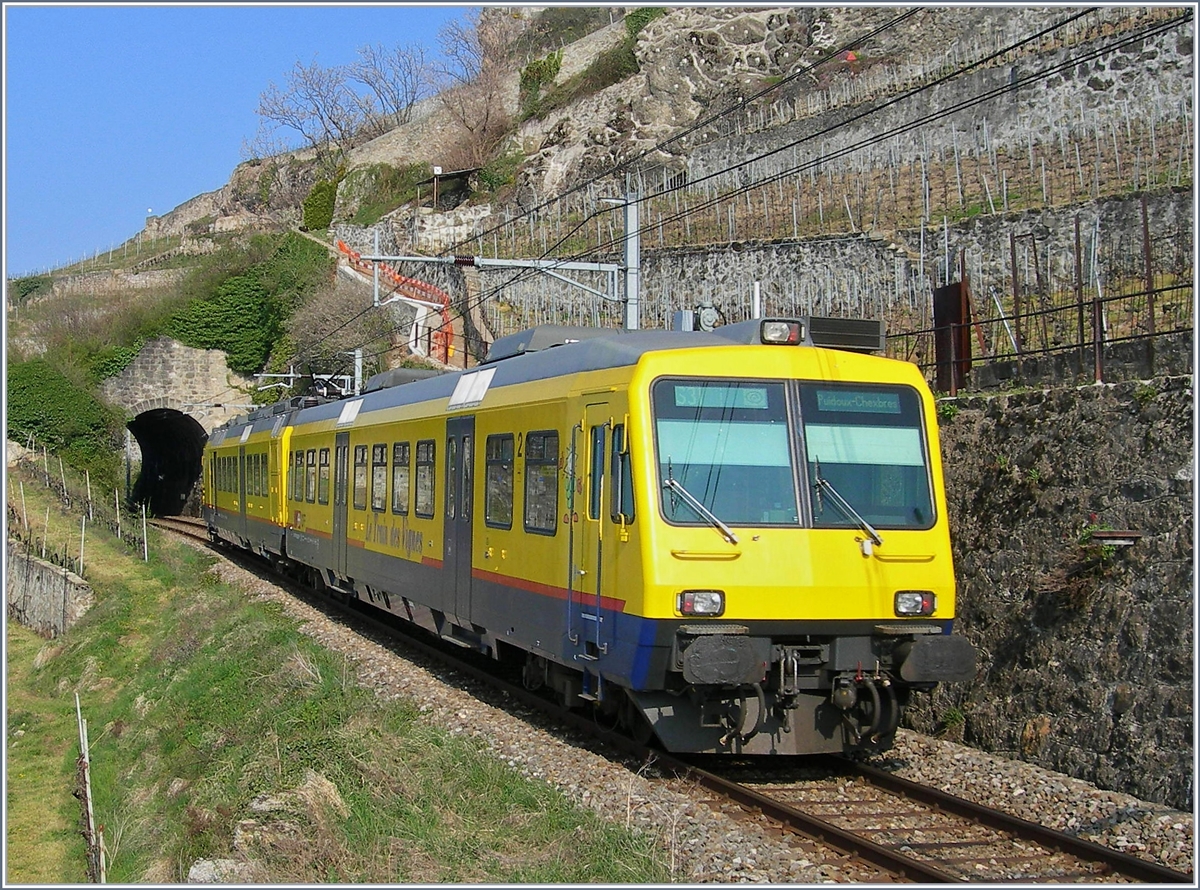 Der SBB RBDe 560 mit Bt in der  Train des Vigenes  (Weinbergzug) Lackierung, unterwegs nach Puidoux-Chexbres, ist hier zwischen Vevey und Chexbres zu sehen.
9. April 2007