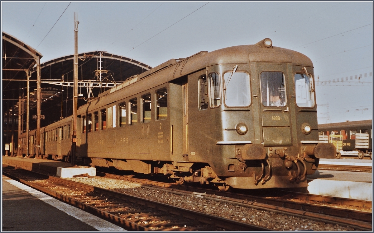 Der SBB RBe 4/4 1468 mit einem Regionalzug nach Olten kurz vor der Abfahrt in Luzern. 

11. Dez 1984