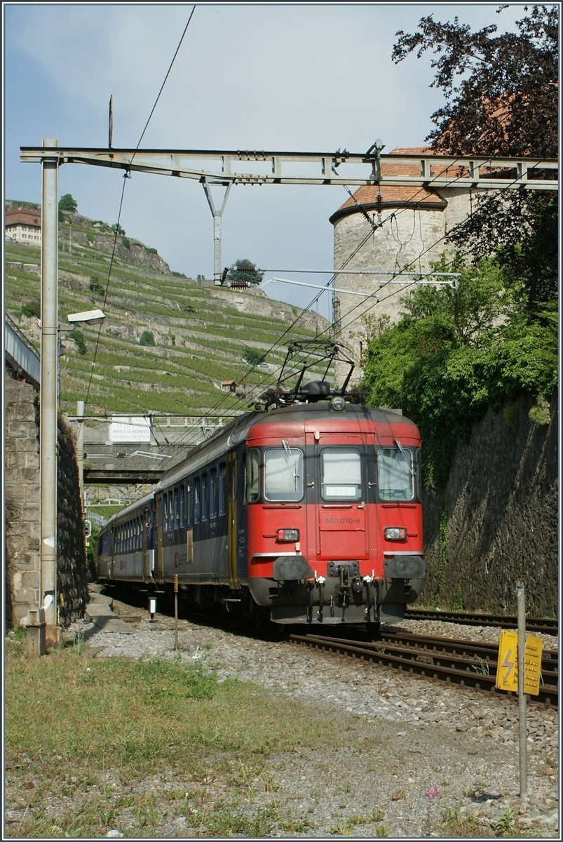 Der SBB RBe 540 010-6 schiebt einen HVZ RE bei Rivaz in Richtung St-Maurice.

25. Mai 2009