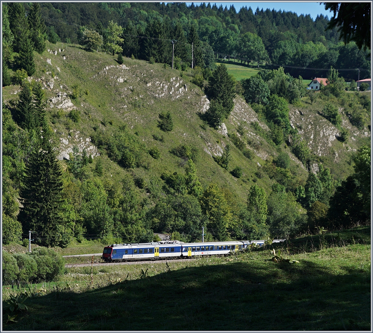 Der SBB RE 18123 fährt von Frasne nach Neuchâtel zwischen Pontarlier und Les Verrières kurz nach La Cluse et Mijoux entlang des kleinen Baches La Morte Rau Richtung Schweiz. 

4. Sept. 2019