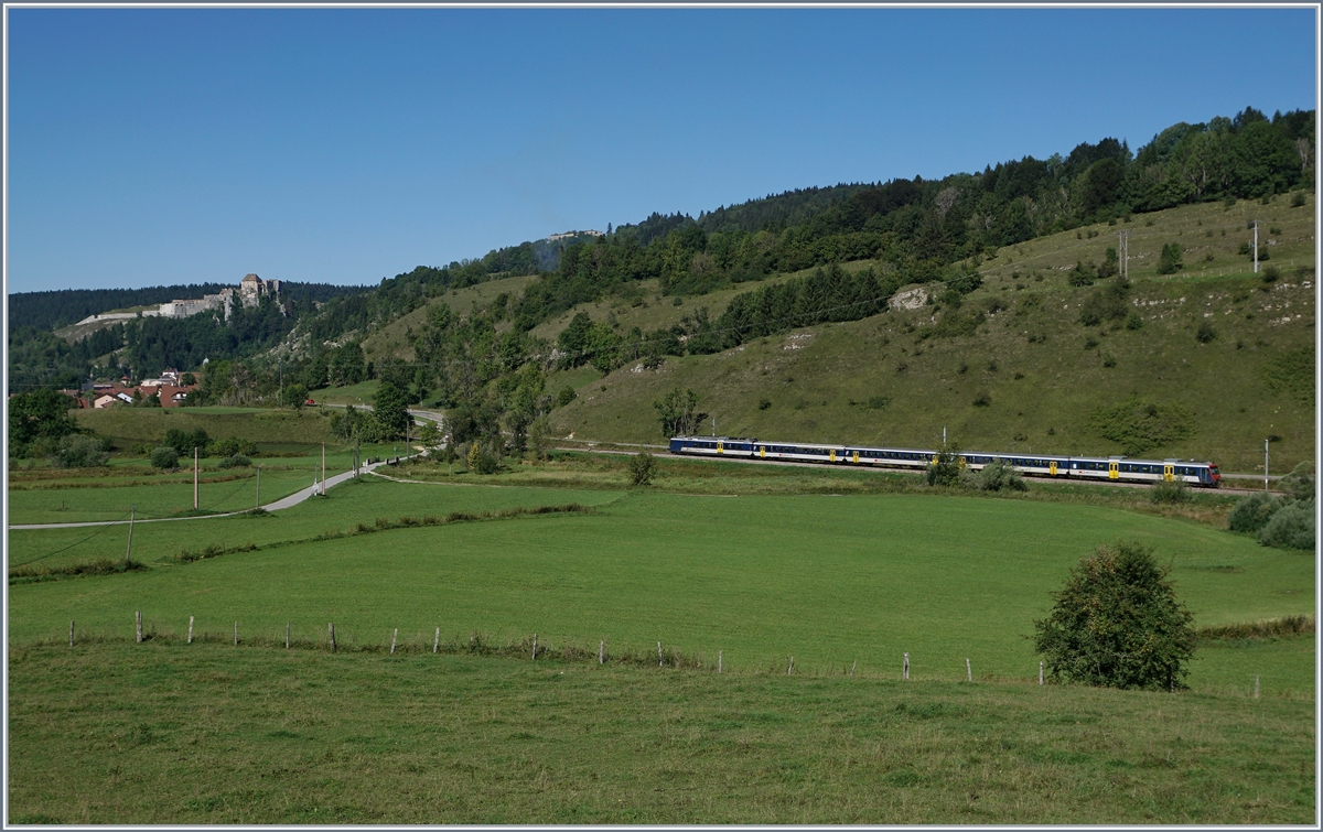 Der SBB RE 18123 von Frasne nach Neuchâtel zwischen Pontarlier und Les Verrières kurz nach La Cluse et Mijoux, im Hintergrund ist das Château de Joux zu erkennen. 
Auf diesem Streckenabschnitt wird der Zug von der französischen Fahrleitung mit dem SBB üblichen 1500 Volt und 16 2/3 Hz gespeist. Interessant auch die kurzen Schienenstücke auf diesem Abschnitt, welche das Herannahen des Zuges akustisch schon von weitem verkünden. 

4. Sept. 2019