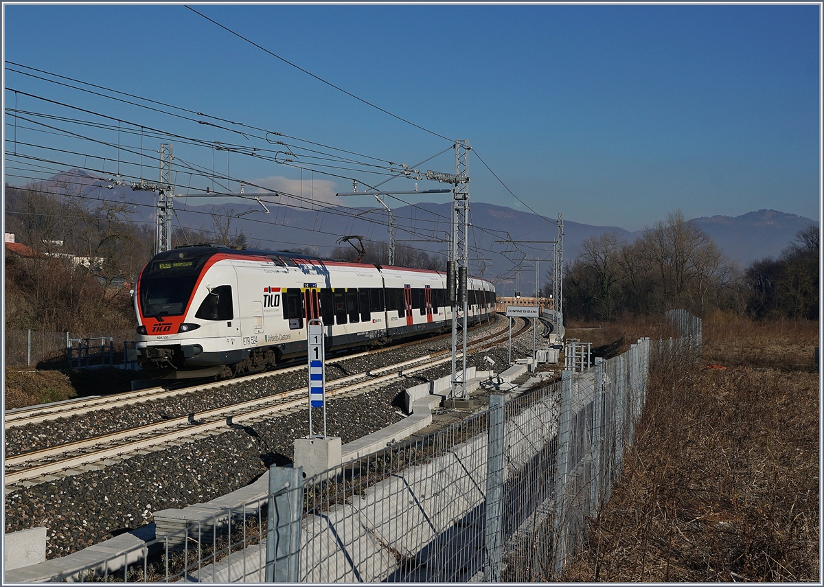 Der SBB TILO Flirt RABDe 524 101  Arbedo Castione  fährt kurz nach Cantello Gaggiolo über die Grenze in die Schweiz, was nicht nur am Schild Confine di Stato sondern auch an der Färbung der Schienen zu sehen ist. 

5. Jan. 2019