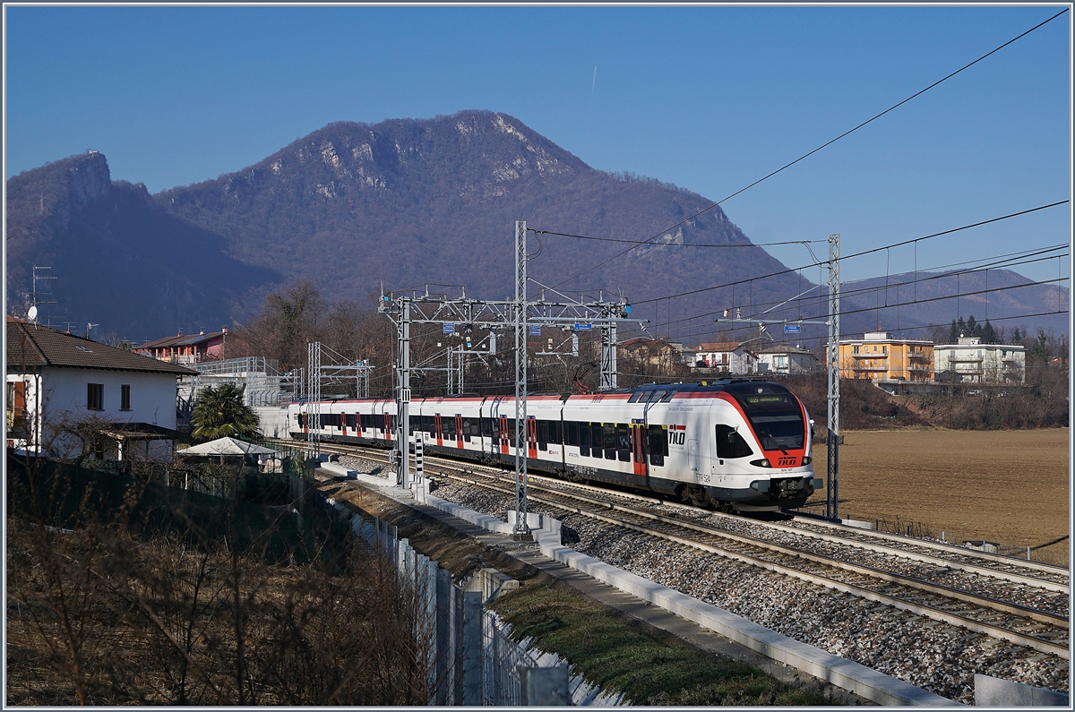 Der SBB TILO Flirt RABe 524 107 ist als S 50 zwischen Arcisate und P.M.Bevera bei der Kilometermarkierung 07 nach Bellinzona unterwegs.

5. Jan. 2019