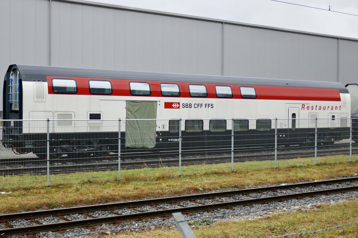 Der SBB Twindex Mittwlwagen Restaurant 94 85 6 502 004-7 am 22.12.18 beim Bombardier Werk Villeneuve abgestellt.