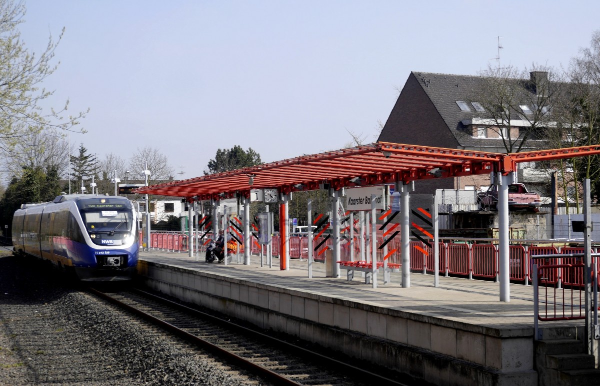 Der Schadstand unter den Regiobahn-Talenten ist z.Zt. wieder einmal so prekär, dass die große Schwester NWB mit einem dreiteiligen Talent aushelfen muss. VT 643 339, hier bei der Einfahrt in die Station Kaarster Bahnhof am 8.4.15, ersetzt morgens und nachmittags den regulären Umlauf einer Doppeltraktion.