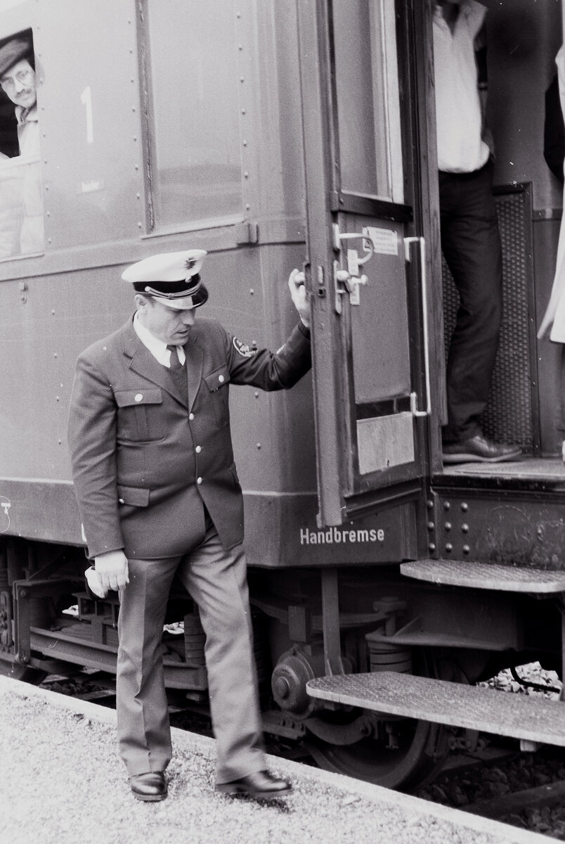Der Schaffner schlie�t die Wagent�r bei einer Sonderfahrt auf der Ammertalbahn (DB) am Bahnhof Entringen (01.05.1985)