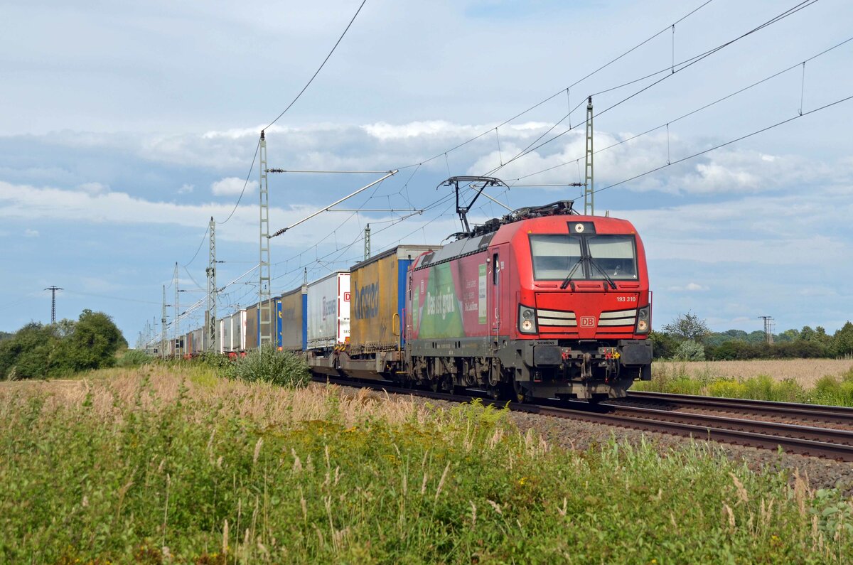 Der Schenker-KLV wurde am 08.08.21 von Rostock bis Verona von 193 310 bespannt und rollt hier durch Gräfenhainichen Richtung Bitterfeld.