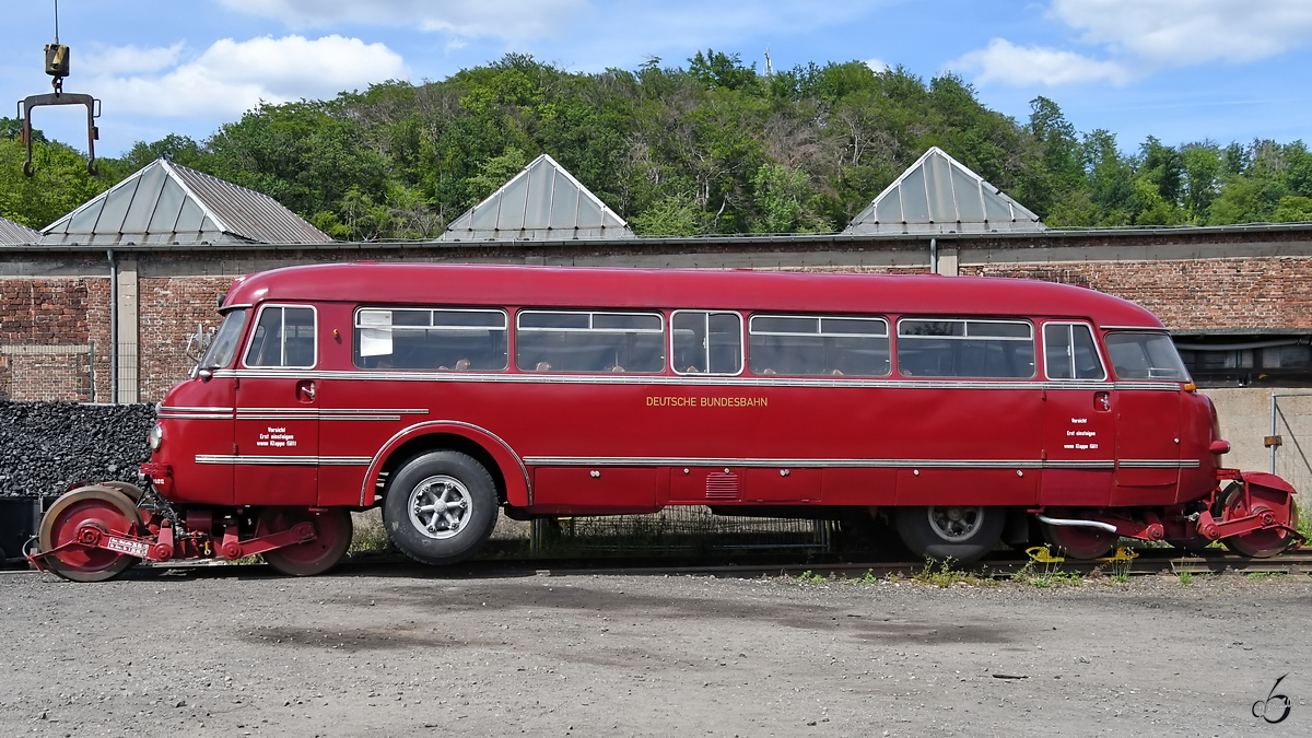 Der Schienen-Straßen-Omnibus BS300 der Firma Nordwestdeutscher Fahrzeugbau Anfang Juni 2019 im Eisenbahnmuseum Bochum.