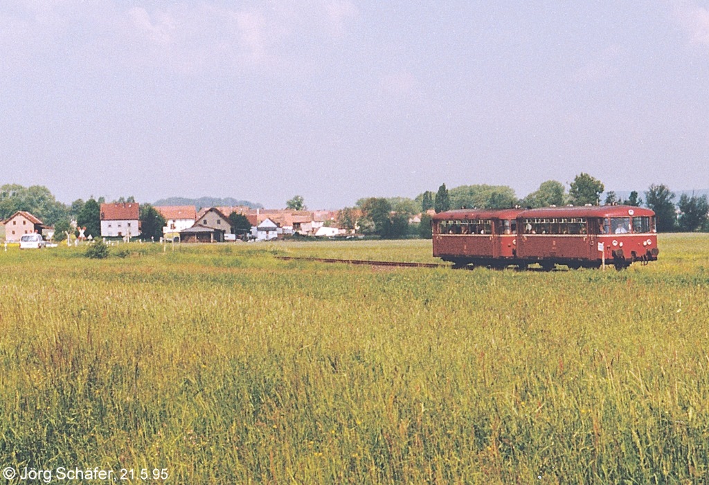 Der Schienenbus am 21.5.95 etwa 500 Meter östlich vom Bahnhof Unterneuses. Am linken Bildrand steht das markante Lagerhaus, das bei der nächsten Aufnahme groß zu sehen ist.