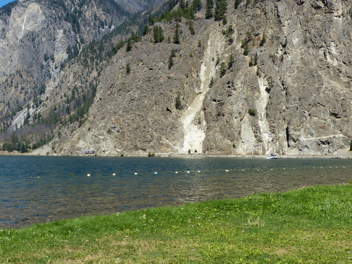Der Schienenbus der CN schlngelt sich am 01.09.2013 auf dem Weg von Seton Portage nach Lillooet am wunderschnen Seton Lake entlang.