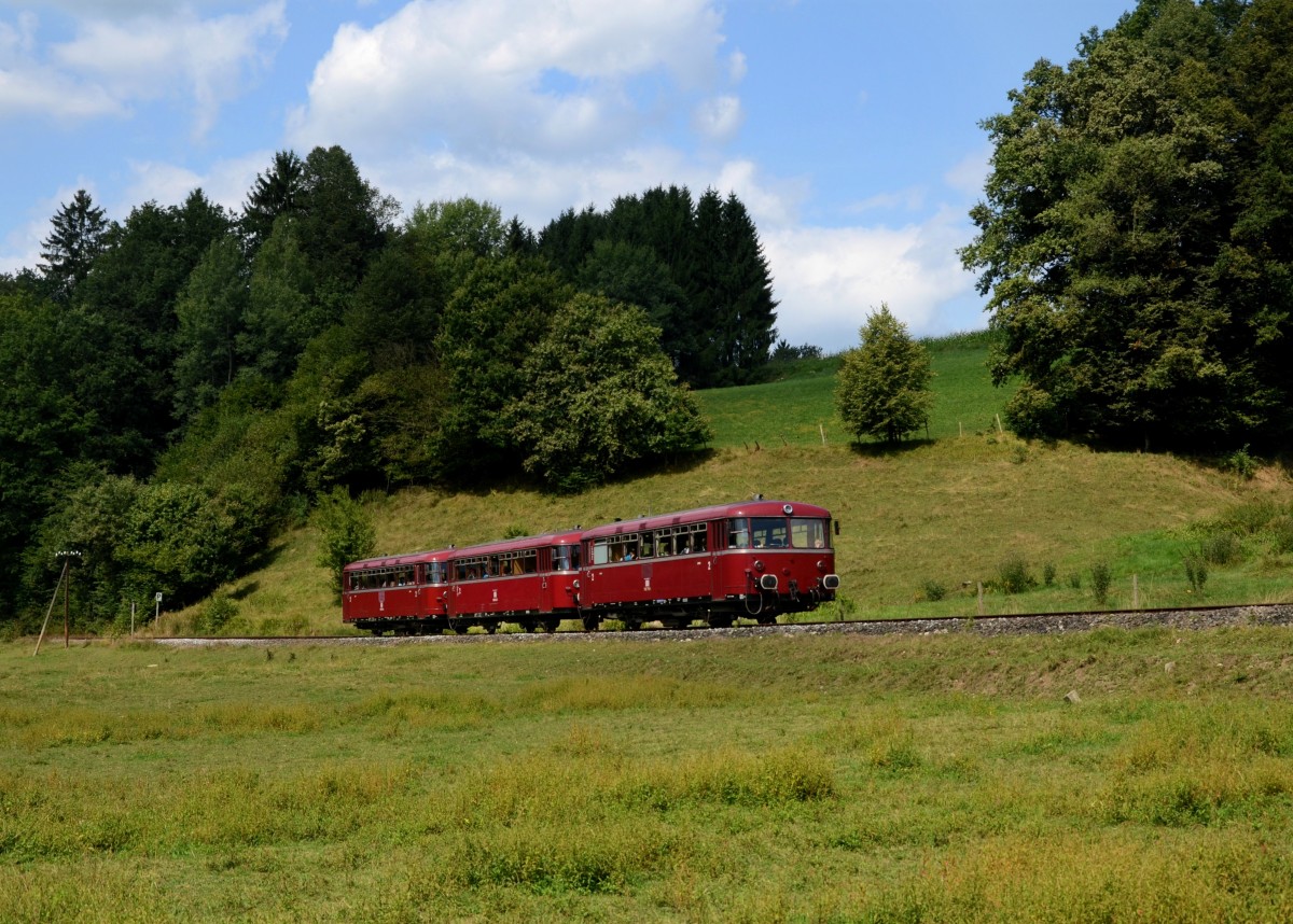Der Schienenbus der Passauer Einsenbahnfreunde 798 776 + 998 840 + 798 706 bei einer Sonderfahrt auf der Ilztalbahn am 15.08.2013 bei R�hrnbach.