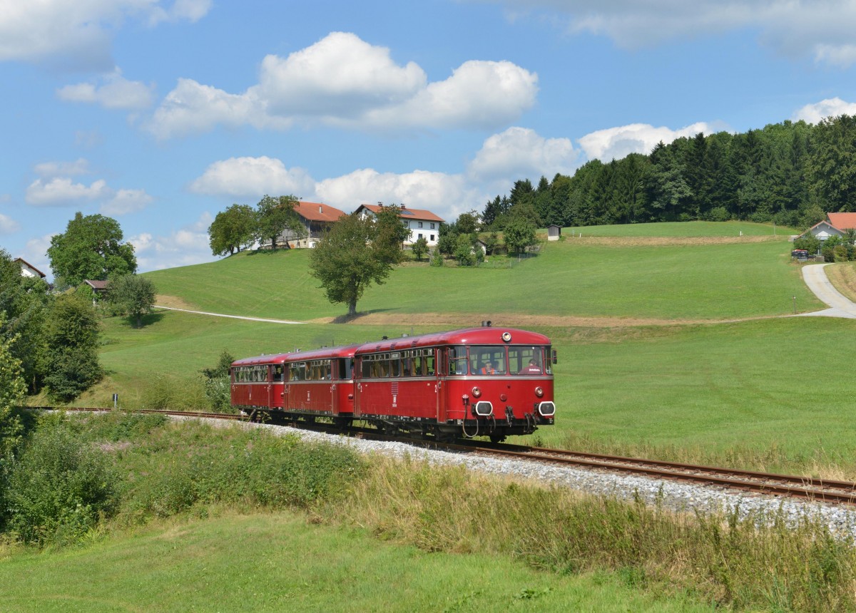 Der Schienenbus der Passauer Eisenbahnfreunde 798 706 + 998 840 + 798 776 bei einer Sonderfahrt auf der Ilztalbahn am 15.08.2013 bei Karlsbach.
