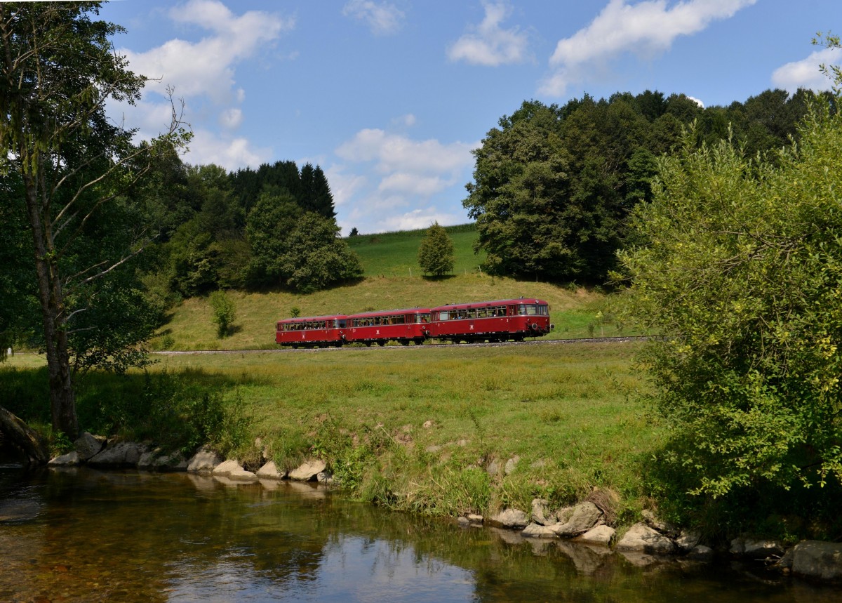 Der Schienenbus der Passauer Eisenbahnfreunde 798 776 + 998 840 + 798 706 bei einer Sonderfahrt auf der Ilztalbahn am 15.08.2013 bei Rhrnbach.