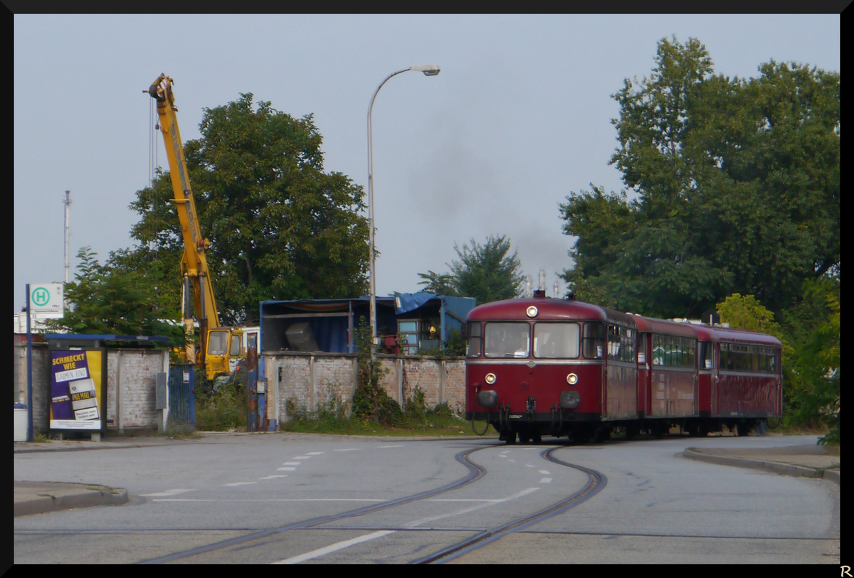 Der Schienenbus der Pfalzbahn whrend einer Hafenrundfahrt der Historischen Eisenbahn Mannheim. Auf diesem kurzen Gleisabschnitt macht der Schienbus seinem Namen alle Ehre. (28.09.2013)