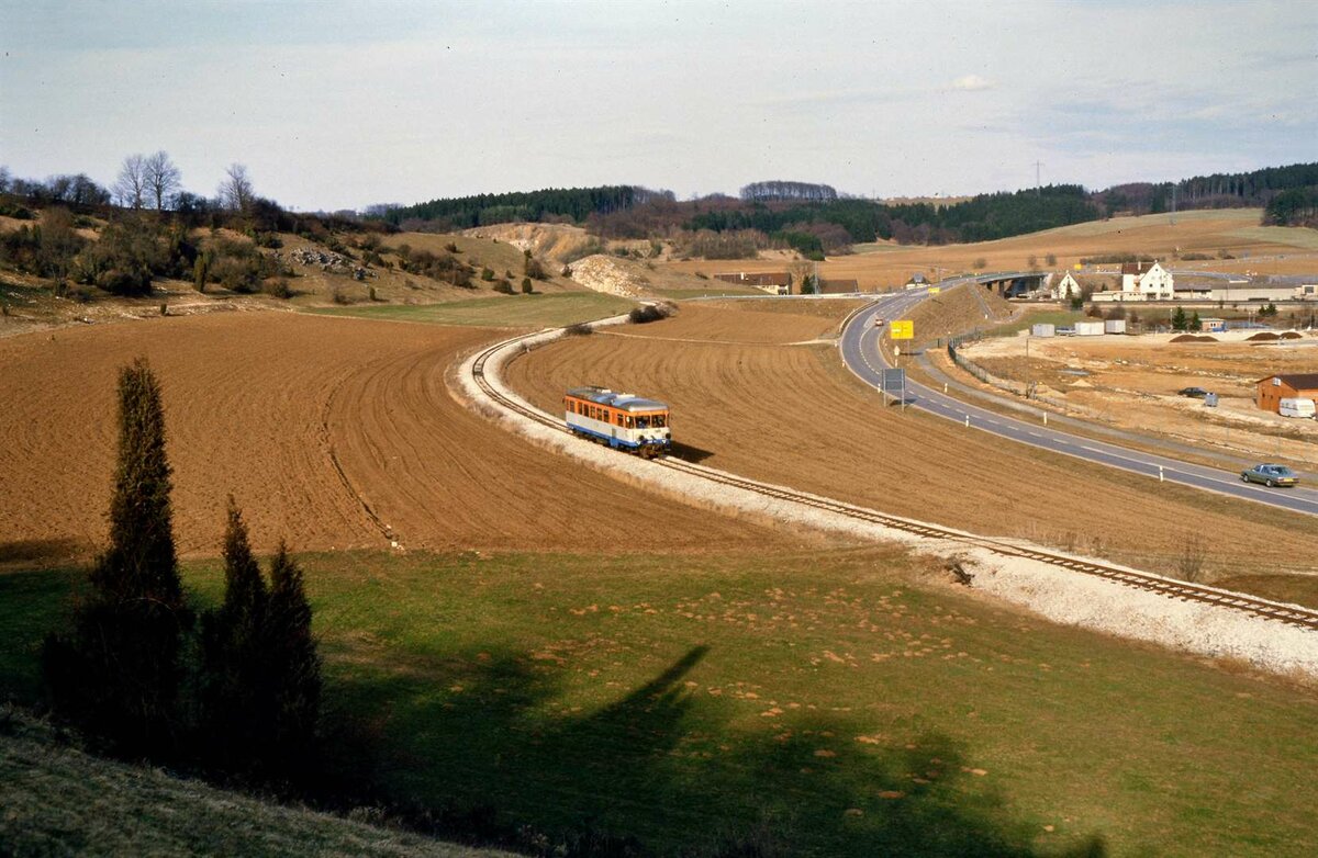 Der Schienenbus der WEG-Nebenbahn Amstetten-Laichingen erreicht die Ebene nach Amstetten, 01.04.1985