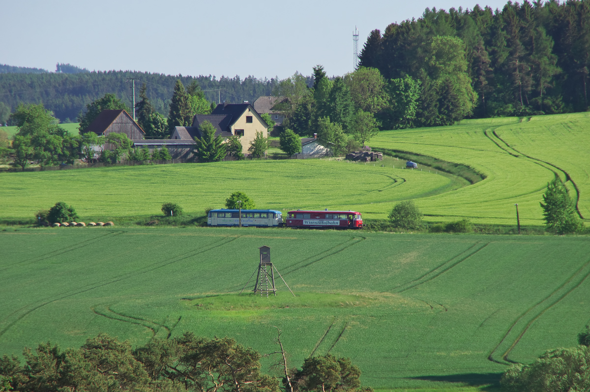 Der Schienenbus der Wisentatalbahn hat auf dem Weg nach Schleiz West das Städtchen Mühtroff verlassen und passiert gerade den Schafhof. Bis zur Grenze Sachsen - Thüringen sind es noch rund 1 Km. 27.05.2017 Bahnstrecke 6656 Schönberg - Schleiz