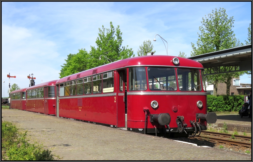 Der Schienenbus der Zlsm wartet am 14.Mai 2015 auf die Fahrgäste.Die Fahrt geht gleich von hier aus nach Kerkrade und Retour auf der Millionenline. Noch herrscht Ruhe am Bahnsteig von Simpelveld, also die Kamera scharfgemacht und den Ürdinger auf die Speicherkarte verewigt.