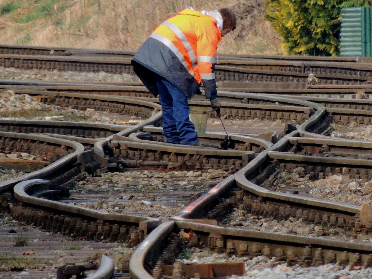  Der Schienenschmierer  bei seiner verantwortungsvollen Arbeit entlang der Gleis-/Weichenanlagen im Bhf. Ried;220316