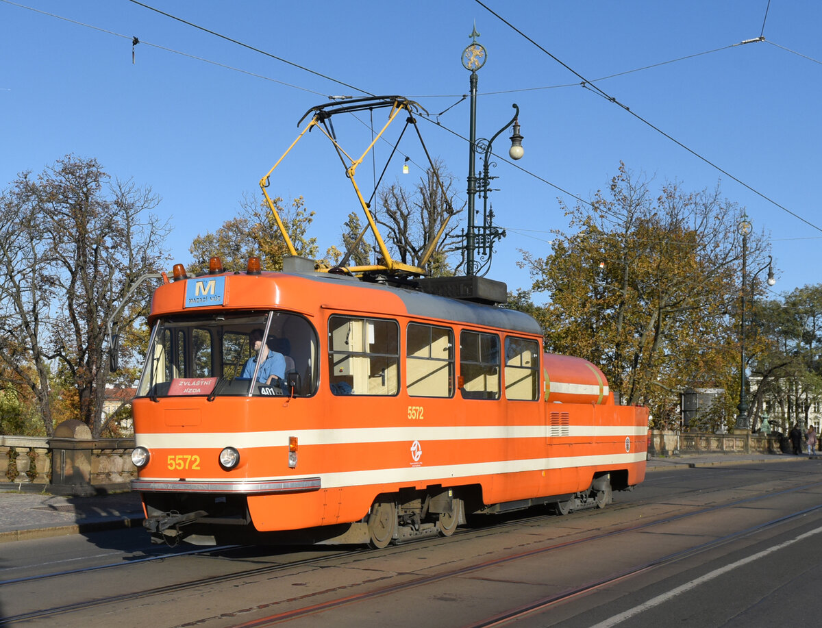Der Schienenschmierwagen 5572 überquerte am Nachmittag des 24. Oktober 2021 die Most Legií in Fahrrichtung Malá Strana.
