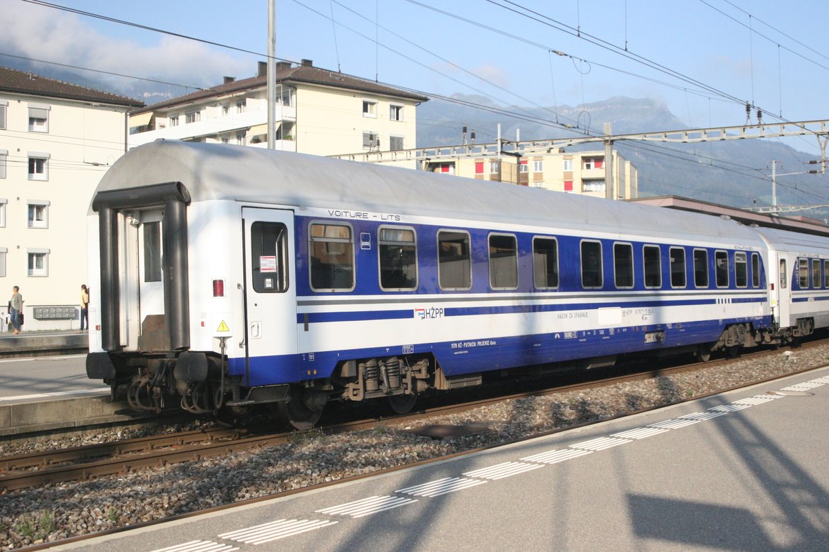 Der Schlafwagen Wlee der kroatischen Staatsbahnen (NVR 61 78 71-70 004-4 HR-HŽPP) ist an diesem Freitag ganz am Zugschluss als Kurswagen von Zagreb nach Zürich HB im EN 466 eingereiht.

Sargans, 23.08.2019