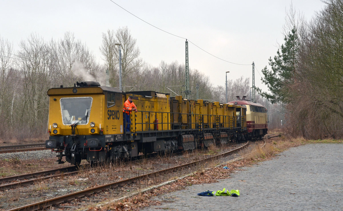Der Schleifzug RR24MC7 der Speno wurde am 27.01.18 in Muldenstein von 218 105 rangiert.