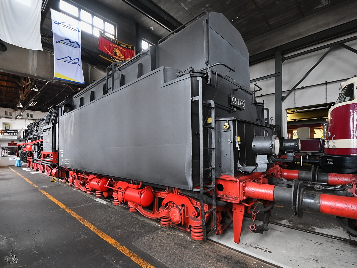 Der Schlepptender der Dampflokomotive 03 0090-5, so gesehen Ende März 2022 in Mecklenburgischen Eisenbahn- und Technikmuseum Schwerin.