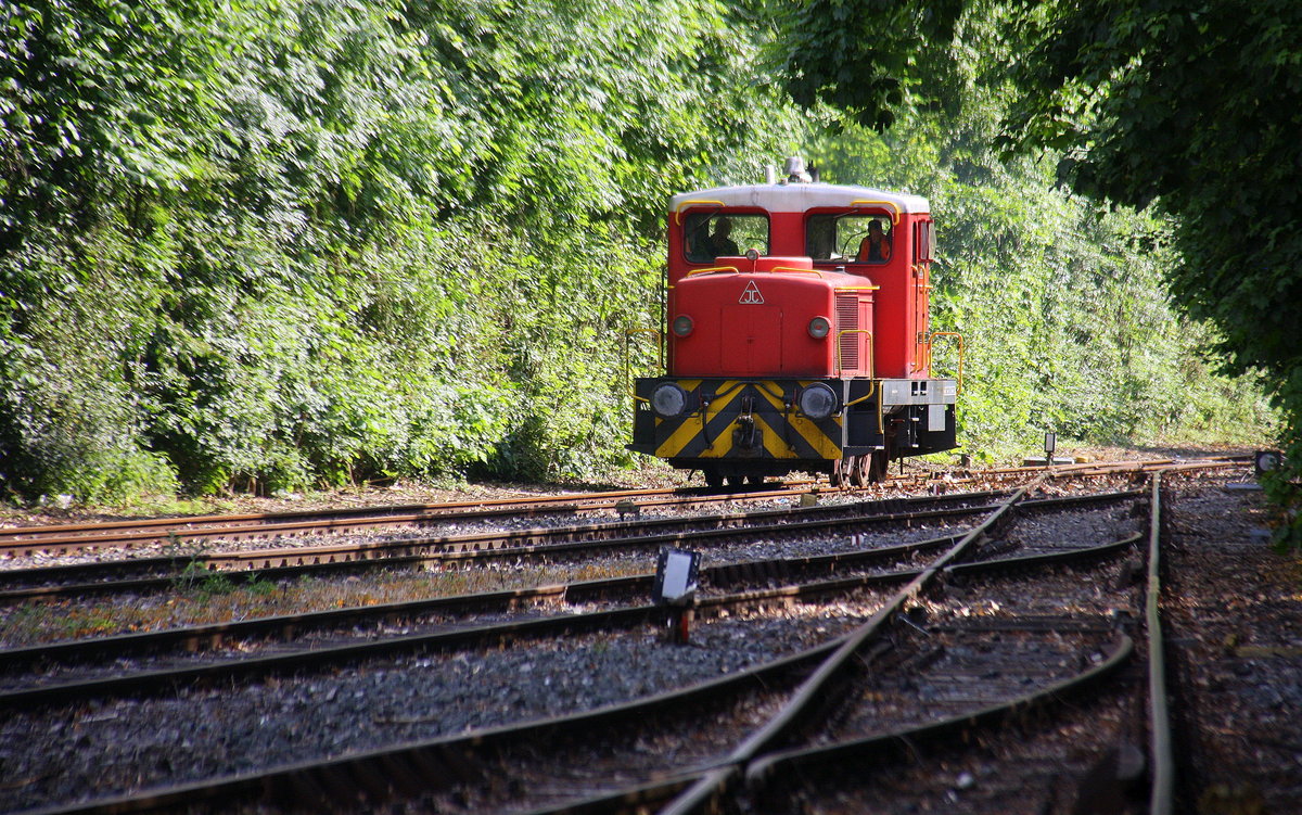 Der Schluff diesmal mit der Jung-Diesellok  Stadt Krefeld DVI  kommt als Lokzug von Krefeld-Werkstadt nach Krefeld-Nord und fährt in Krefeld-Nord ein.
Aufgenommen in Krefeld-Nord(D). 
Bei Sommerwetter am Nachmittag vom 28.5.2017. 