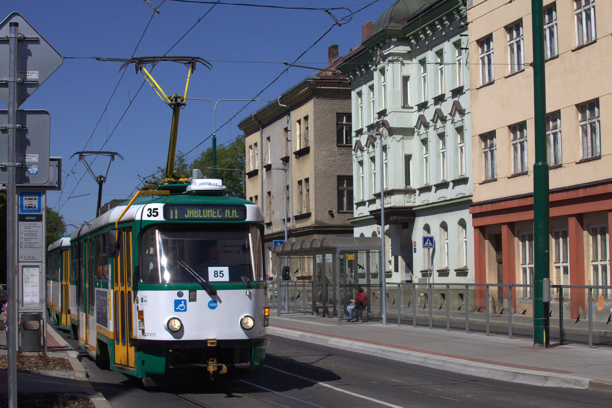 Der Schmalspur TW  35  auf der Linie 11 nach Jablonec an der Haltestelle Liberec nadrazi.
31.08.2016 13:40 Uhr. 