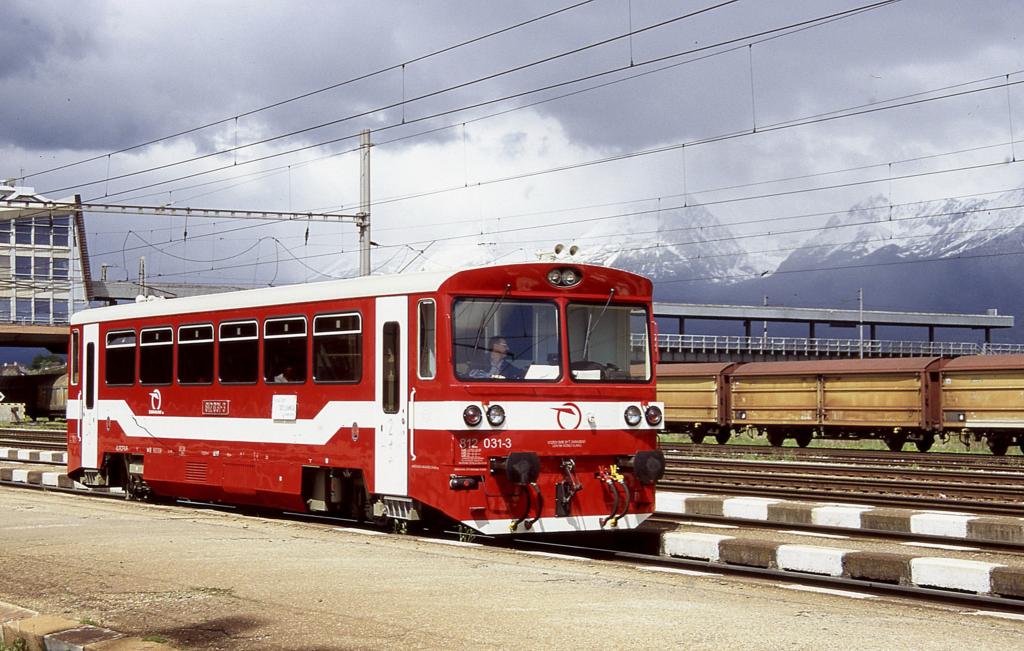 Der schmucke 812031 steht am 17.5.2004 um 11.04 Uhr abfahrbereit nach
Tatranska Lomnica im Bahnhof Poprad Tatry.