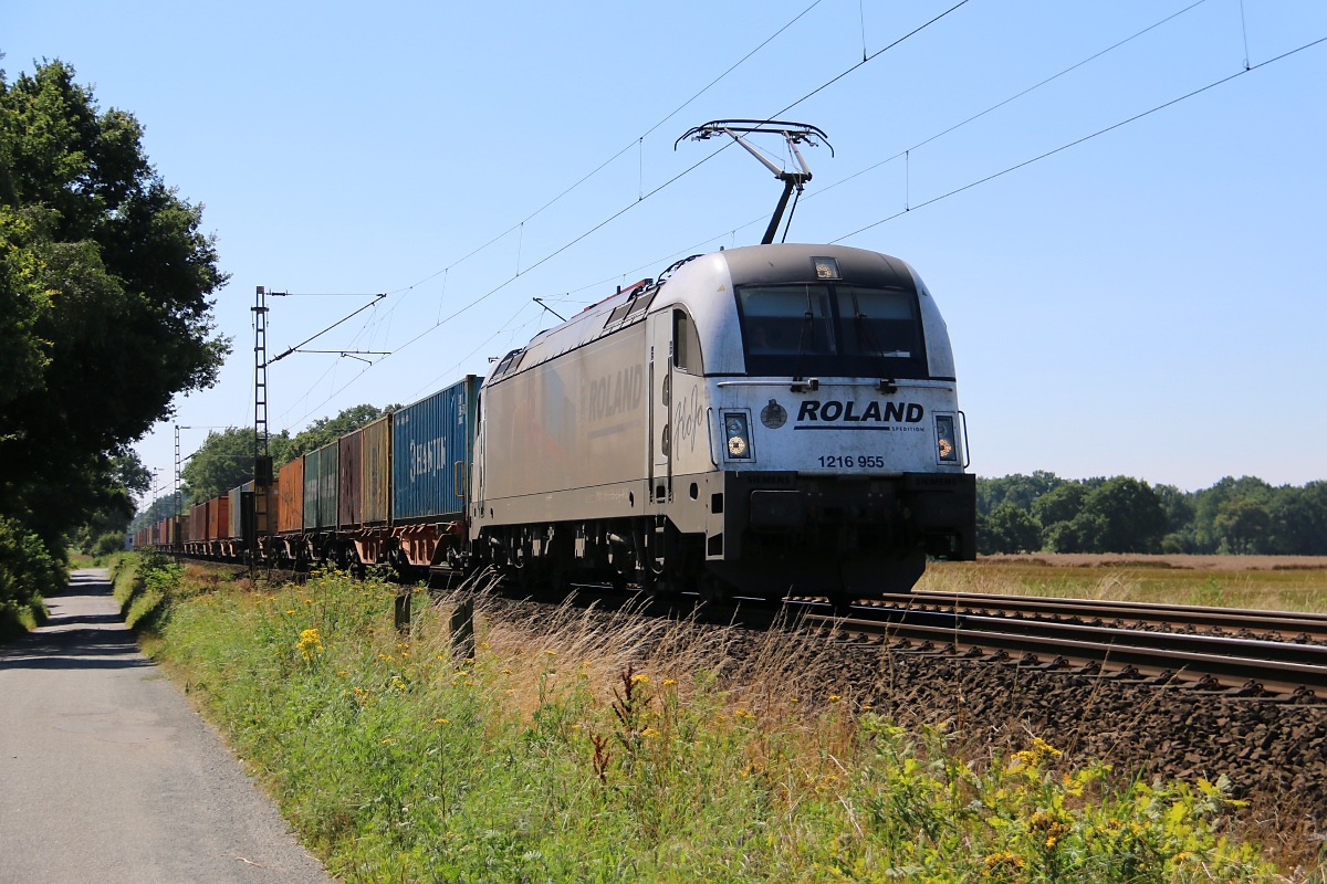 Der schmutzige Roland, 1216 955 der WLC, bespannte am 23.07.2014 einen Containerzug in Fahrtrichtung Norden. Aufgenommen bei Eystrup.