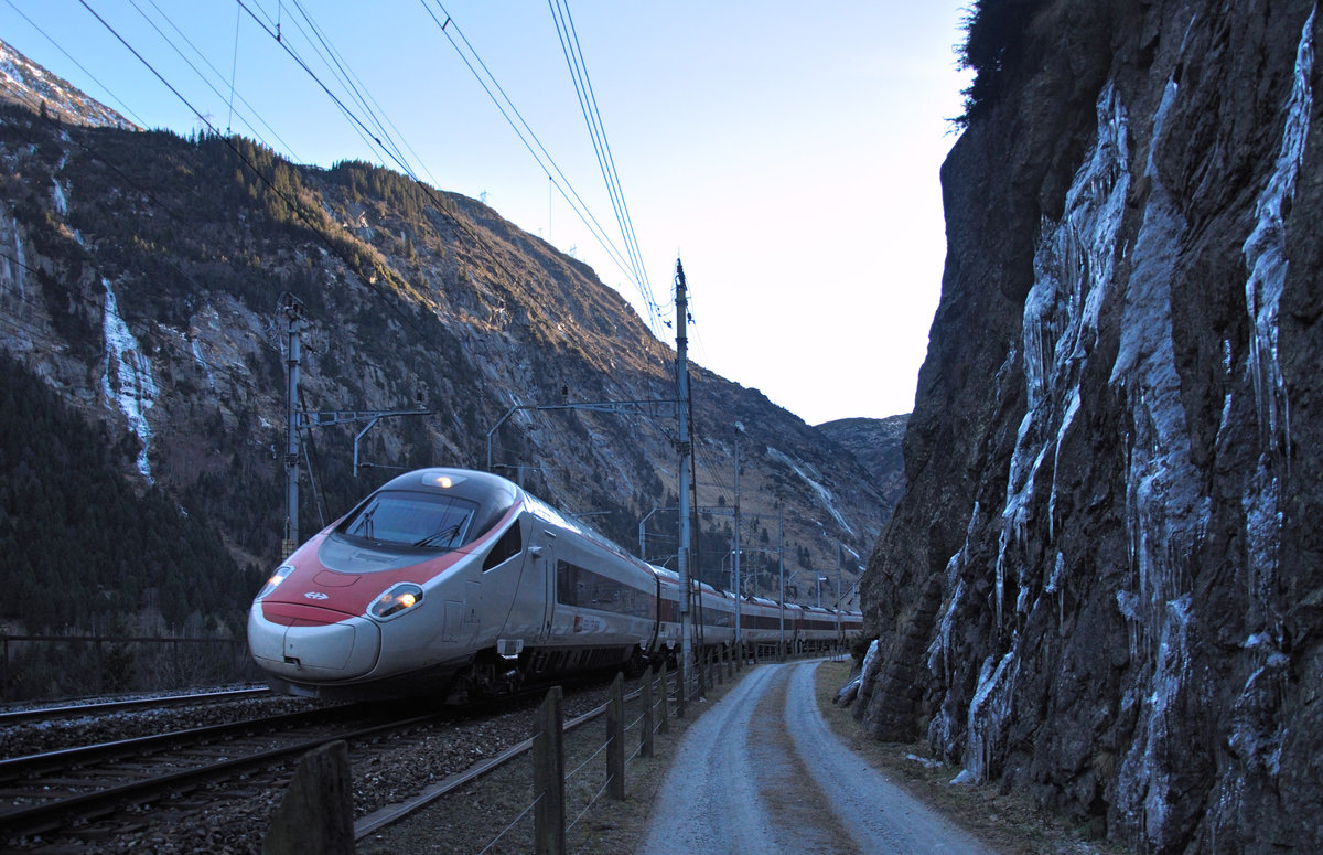 Der Schnee lässt auf sich warten, dennoch bietet die Natur andere Motive, welche uns ebenso an die kalte Jahreszeit erinnern. Ein ETR 610 befindet sich kurz nach Göschenen auf der Talfahrt. 07.12.2016