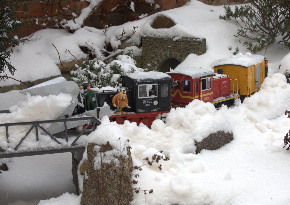 Der Schneepflug auf der Brücke.07.02.2021, 10:06 Uhr.