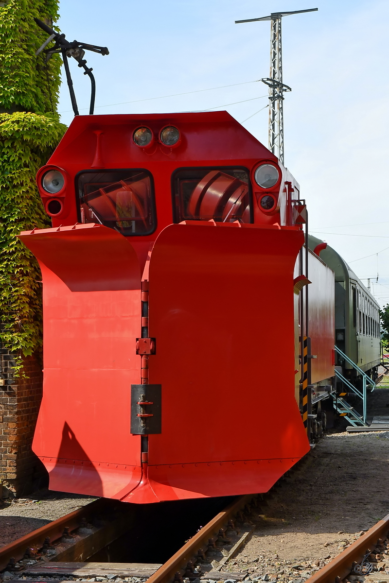 Der Schneepflug Meiningen SPM 412 (80-80-970 5 003-9) steht auf dem Gelände des Lokschuppens Pomerania. (Juni 2020)