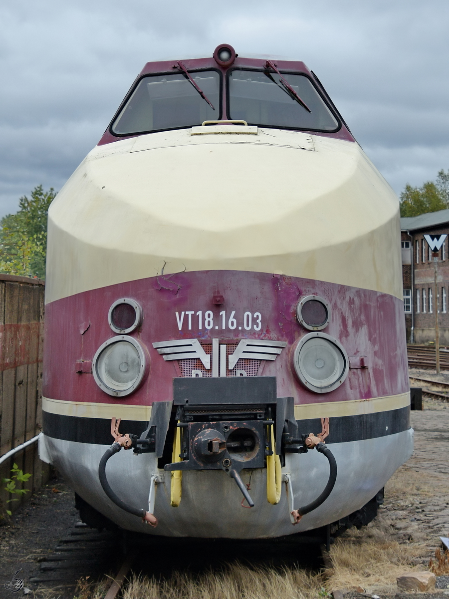 Der Schnelle Verbrennungsmotor-Triebwagen SVT Bauart  Görlitz  VT18.16.03 war Ende September 2020 im sächsischen Eisenbahnmuseum Chemnitz-Hilbersdorf zu sehen.