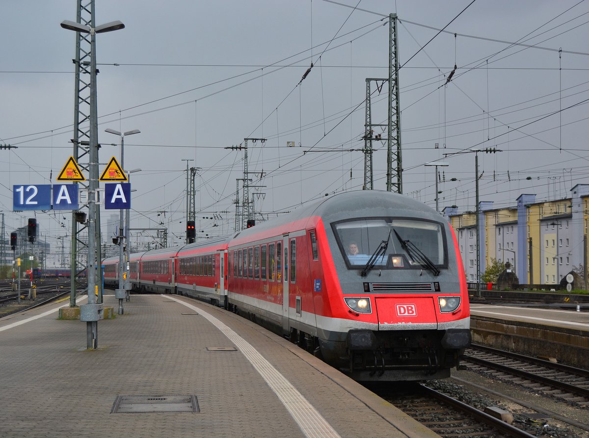 Der schnellste Rengionalexpress Deutschlands erreicht den Nürnberger Hbf. Bald shon läuft die Zeit der Regio IC Wagen ab denn die Dosto Wagenzüge von Skoda ommen schon bald.

Nürnberg 13.04.2017