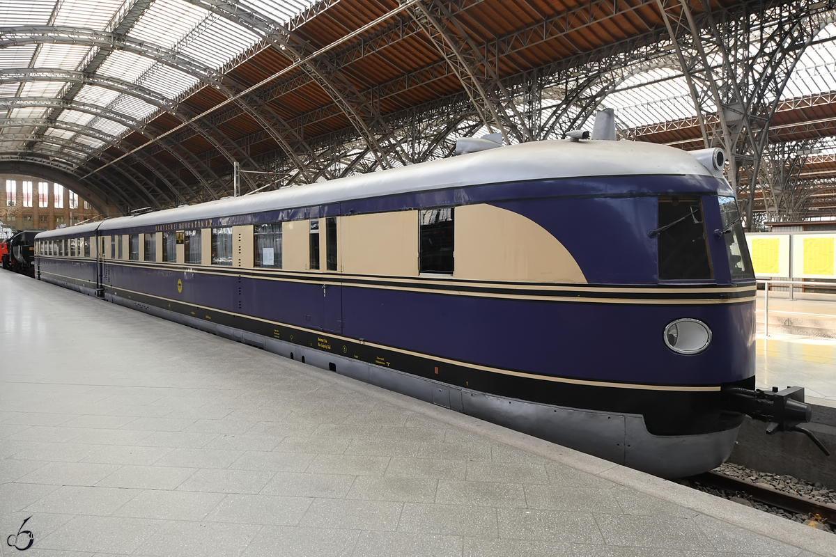 Der Schnelltriebwagen SVT 137 225 im April 2018 auf dem Museumsgleis des Leipziger Hauptbahnhofes.