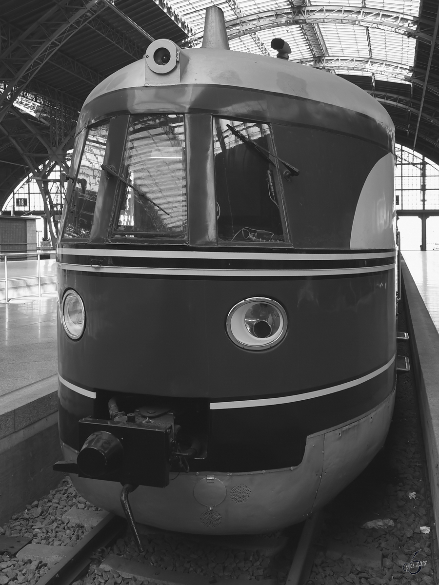 Der Schnelltriebwagen SVT 137 225 im April 2018 auf dem Museumsgleis des Leipziger Hauptbahnhofes.